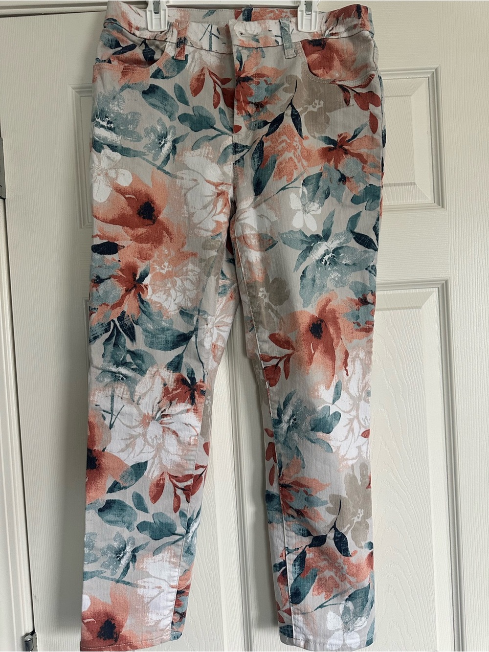 Chico's Girlfriend Mid-Rise Floral Ankle Jeans Gorgeous, vibrant  print. Size 8